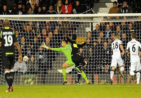Thủ môn trẻ Neil Etheridge bắt chính trong trận đấu Fulham - Odense